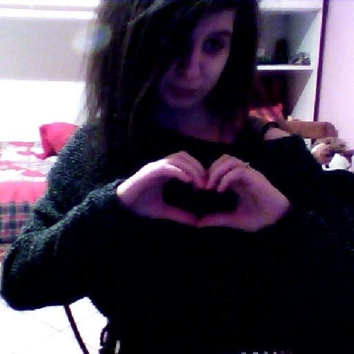 ciao mi chiamo Aurora Abate ne ho 15 e mezzo sono una bella ragazza e frequento 1 superiore e sono nella sezione G
