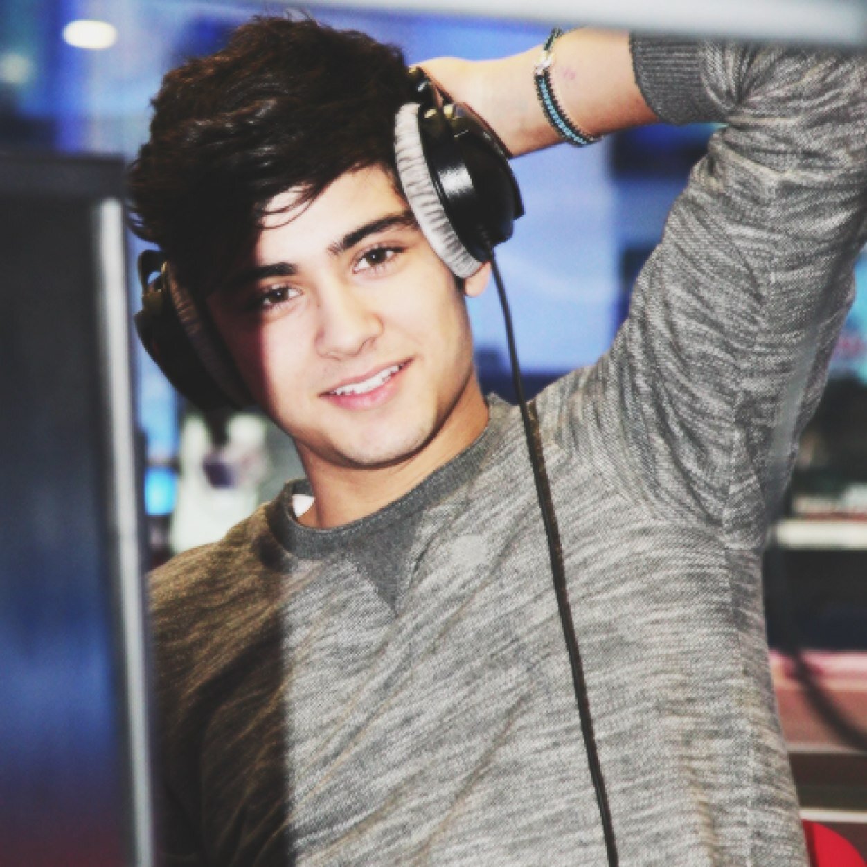 ask for a follow back on @raybanzouis