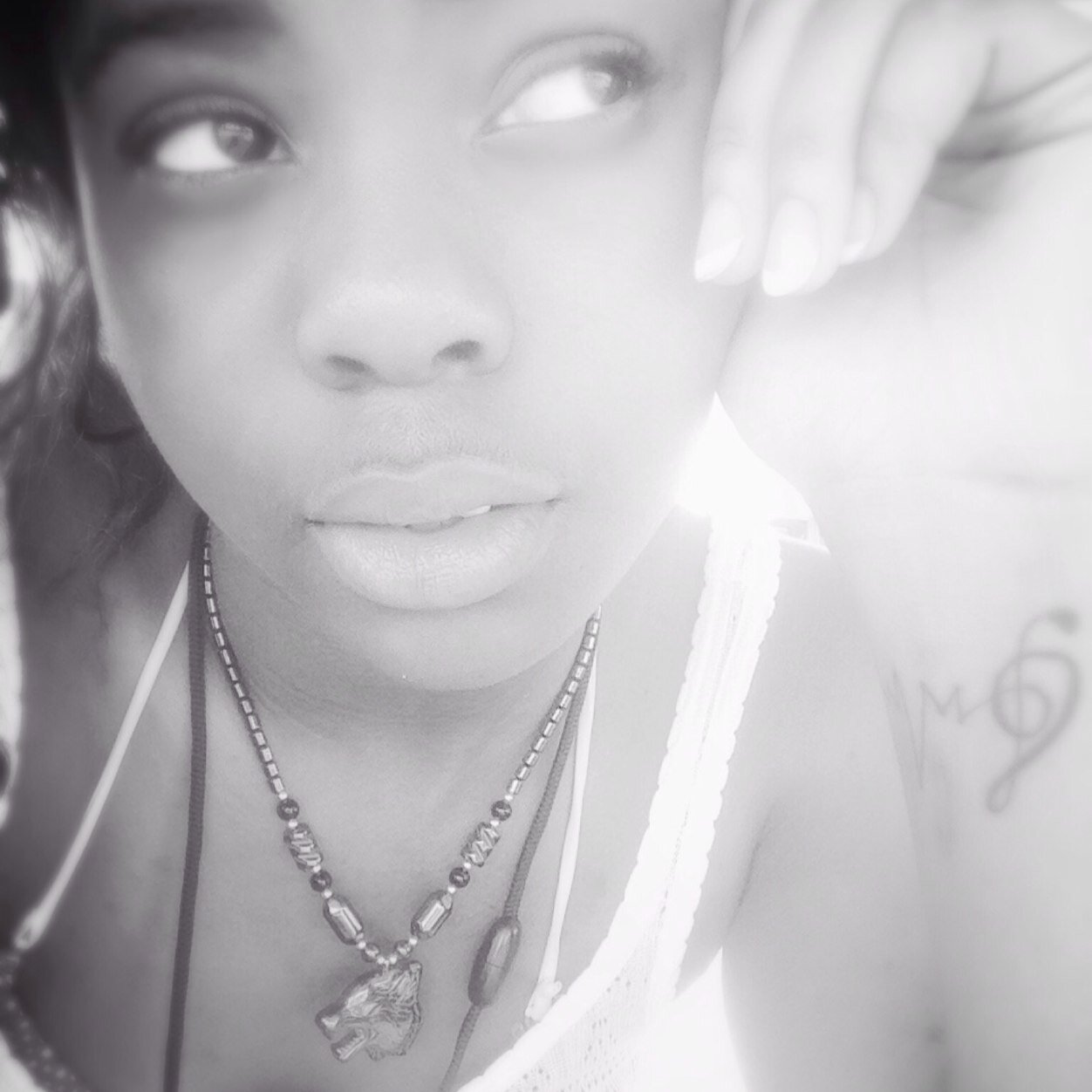 Im fucking done ! .... Forreal ?!? you really thought i was intersting to look here ?!? . #MaurissaAlexandria