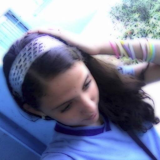 Amo a one direction, adooro ler livros e  sou estudante,