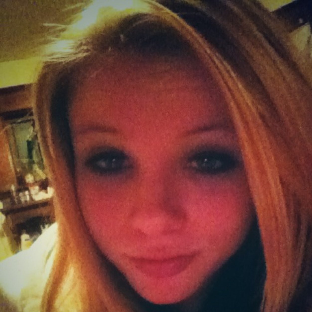 “A wise girl kisses but doesn't love, listens but doesn't believe, and leaves before she is left.” ― Marilyn Monroe♥