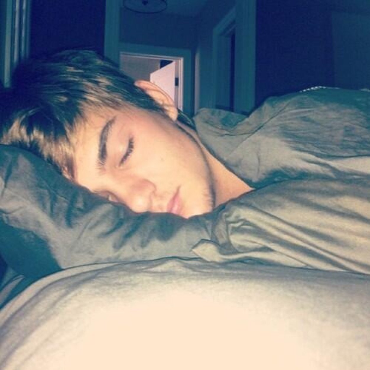 FclseMatt's profile picture. You got a bae? *Clicks tongue* Or nah?
@Cecebooluvsyou is better then you. ~Rp/Bi/Single~