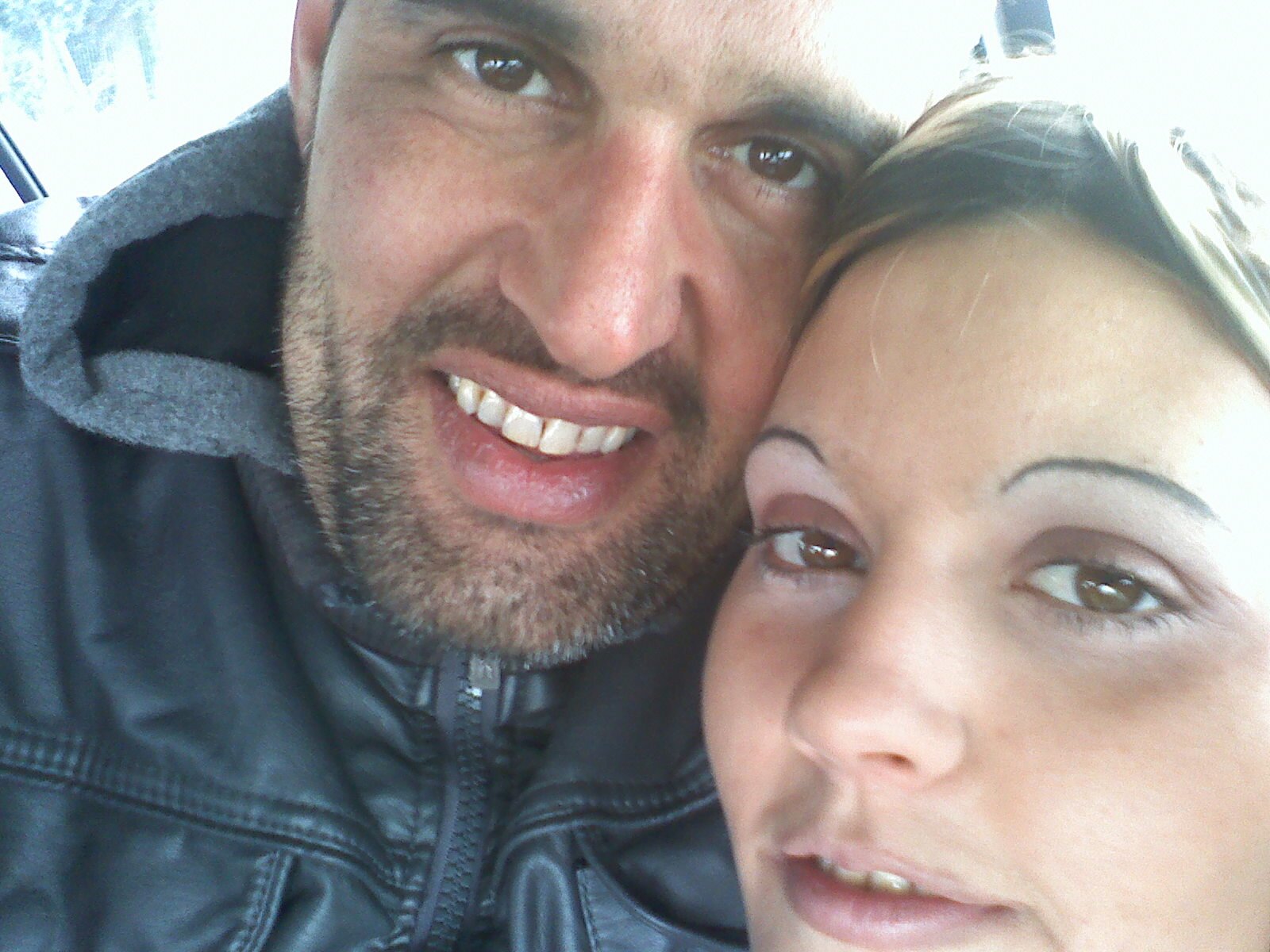 lavoro come saldatore,sono un amante della vita e amo e vivo per la mia famiglia....
