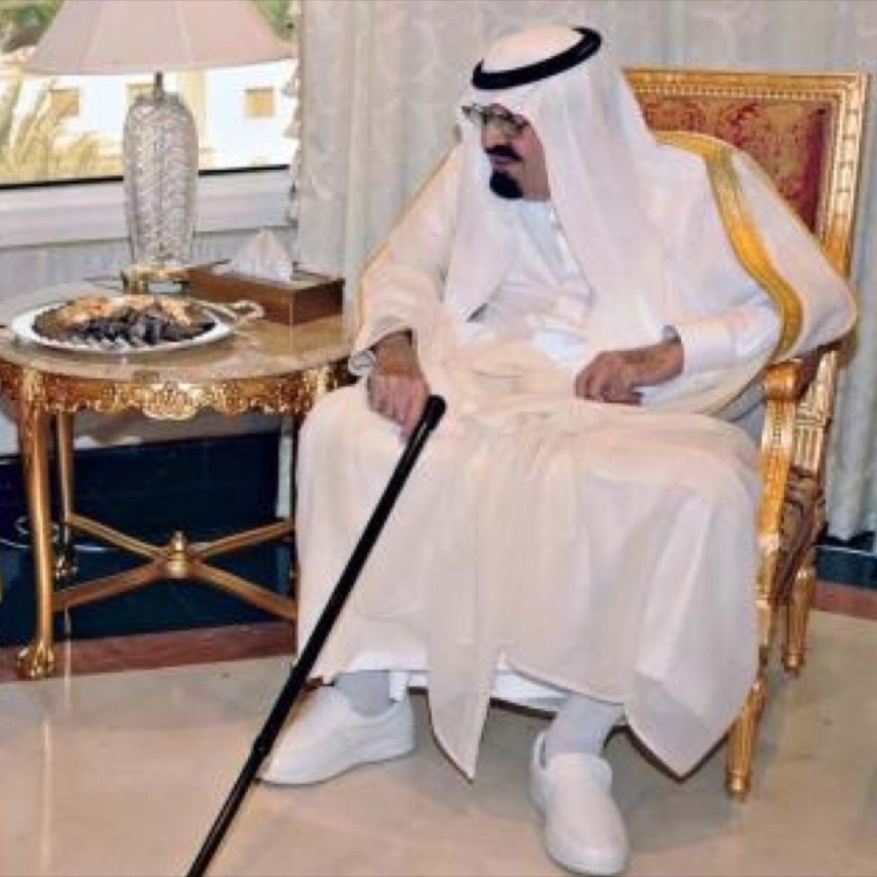 مواطن هلكته ديوووون .