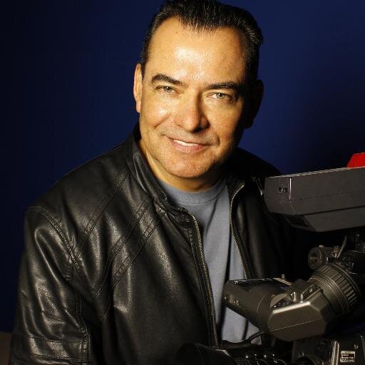 Soy Licenciado en Derecho, empresario, editorialista y conductor
del Programa de televisión “Tal cual”