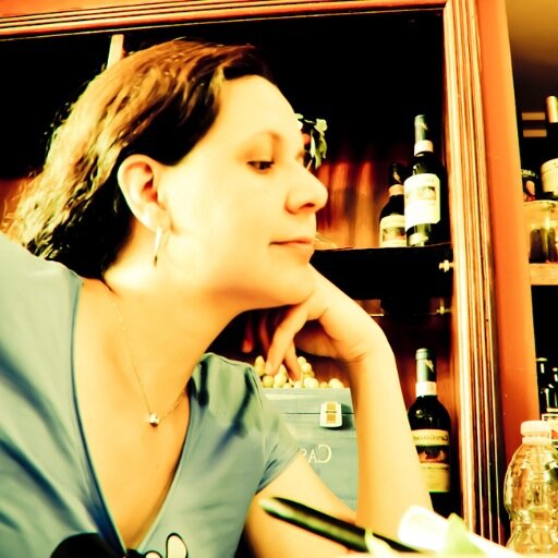Fotógrafa. Publicitária. Professora da UFES.