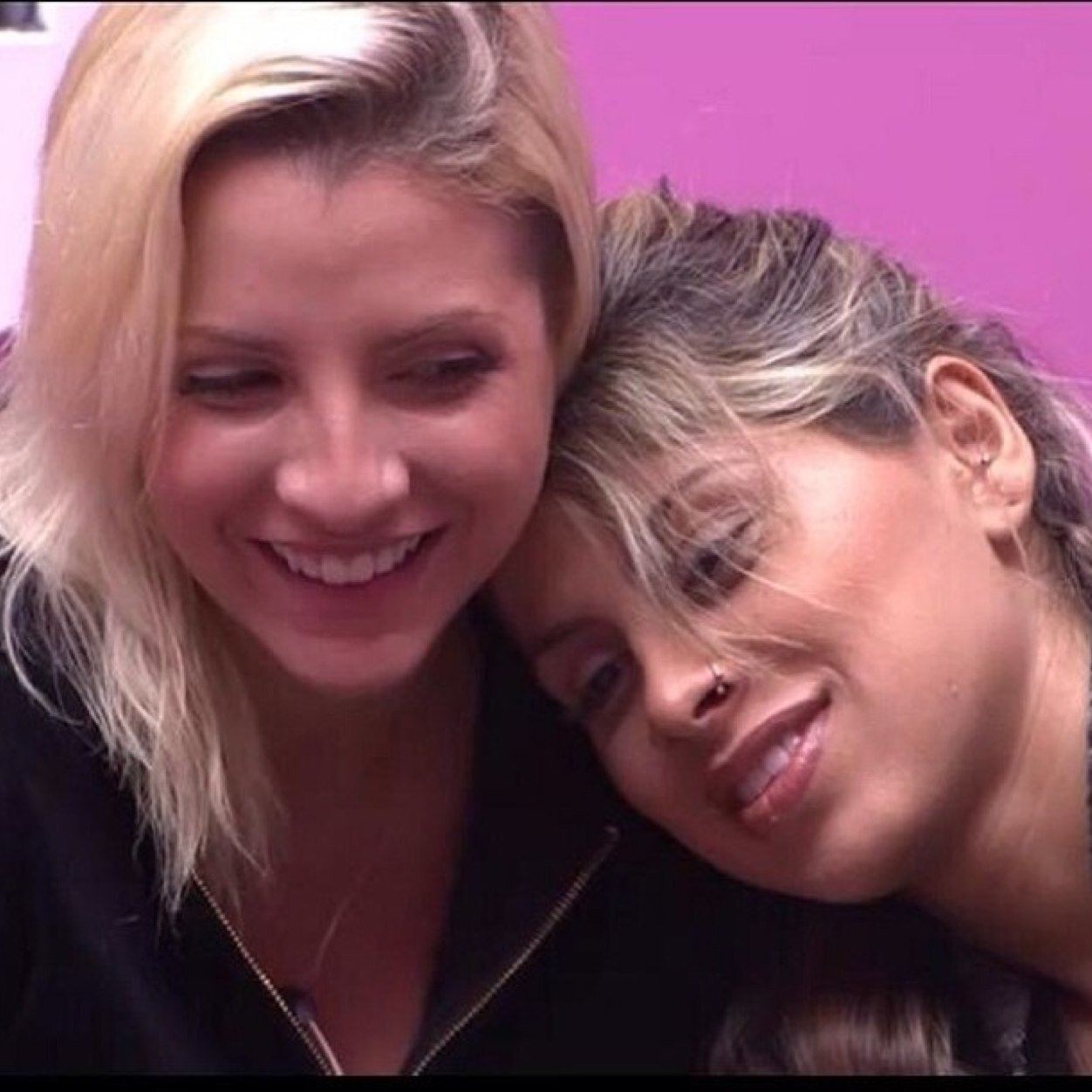 ''A Torcida adolescente se dobrou de rir a cada beijo, exigindo que aquele lance fosse chamado pelo nome, CLANESSA''