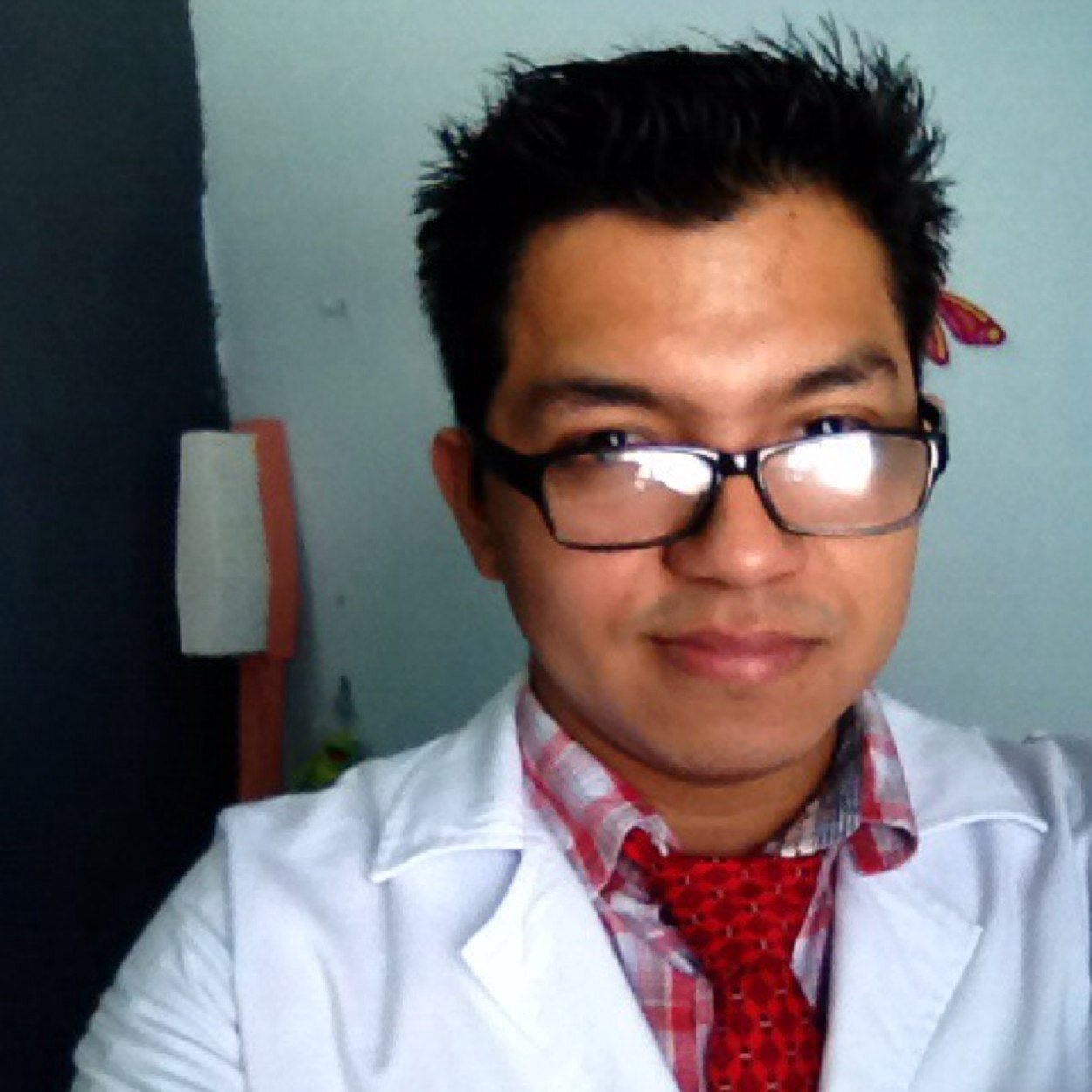 Entrenador Pokémon de medio tiempo. DDS en trance. Lingüista 🇺🇸🇫🇷🇲🇽 1.75mts, con lentes, dientes grandes, algo idiota.