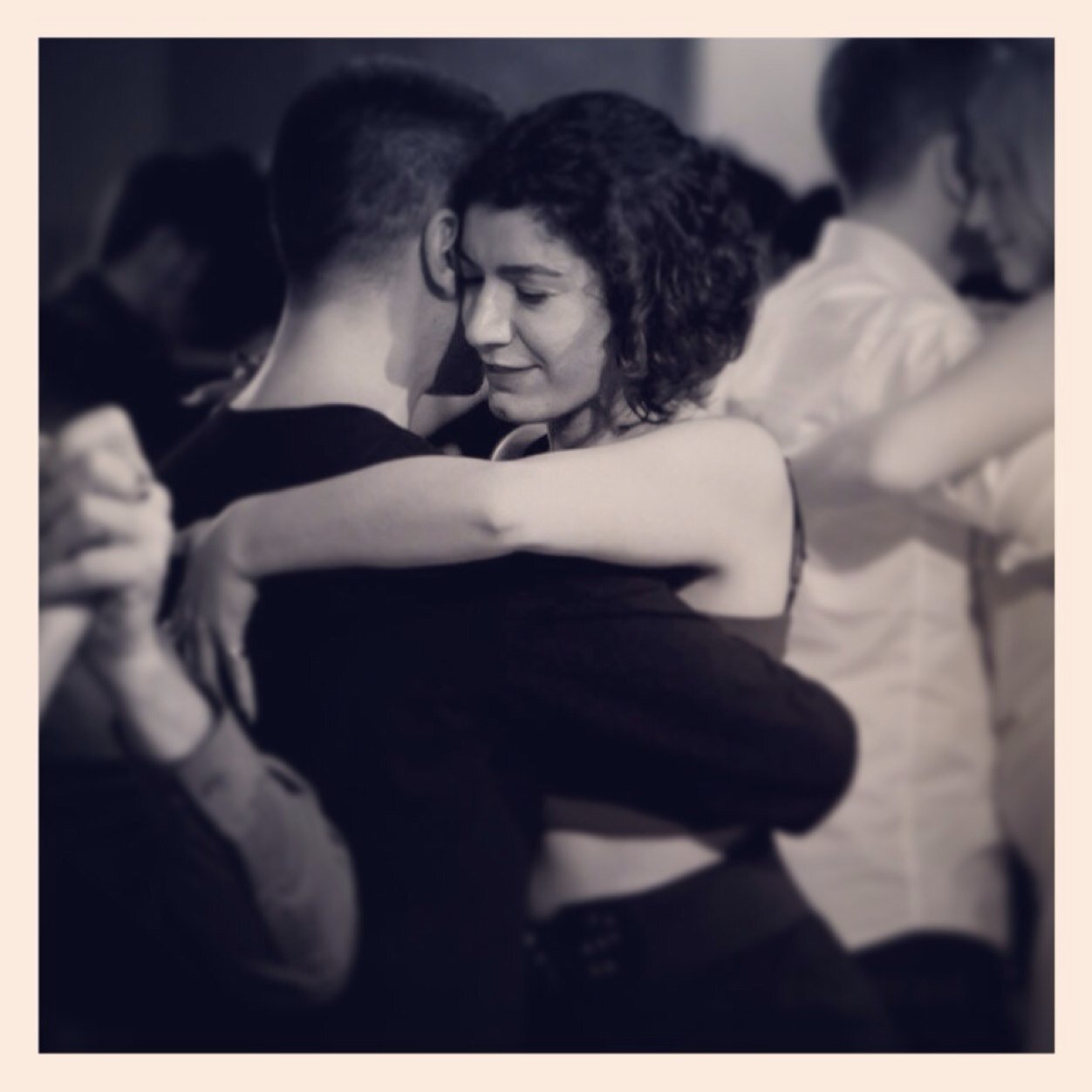Festivallerden,partilerden,konserlerden çıkmazz...İzmir kızıdır..Ruhu yeri gelince çılgın bir ASii..Dans eder, tango yapar, bir de Bilgi'de MBA... :)