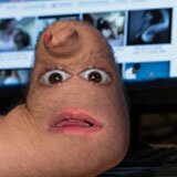 Aquí, entrando en las redes sociaels. Conociendo la internet en la mañana.