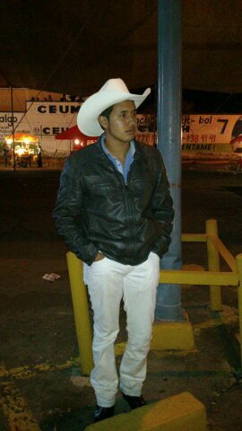 Levantarte y sonreir darte cuenta que la vida es así y poner un granito de arena para poder ser feliz c: #FollowMe♥