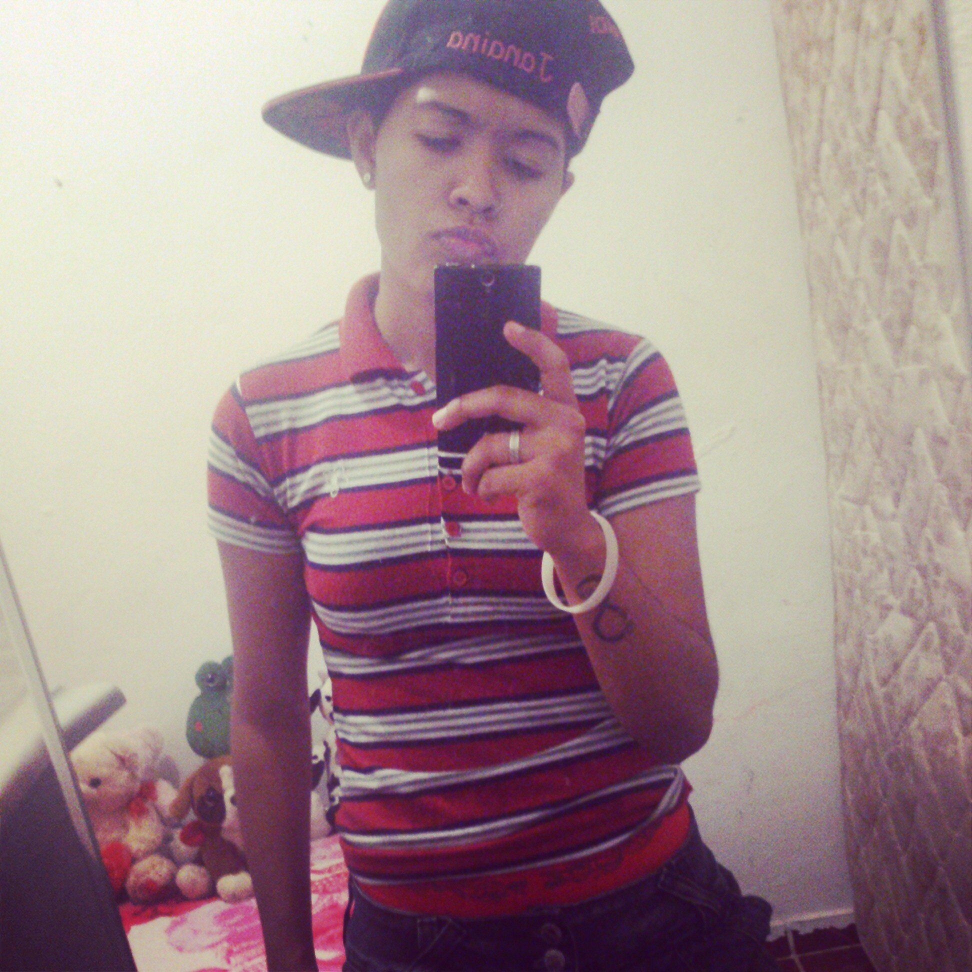 sou uma pessoa alegre,divertida e q ama jogar futebol.uma pessoa de bem com a vida q adora fazer novas amizades.