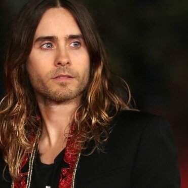 Fã, palavra que contém apenas duas letras. Mas que tem um significado tão extenso e intenso. Só realmente quem sente isso, sabe entender. @JaredLeto