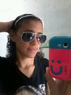 Eu sou uma menina alegre gosto de canta e tocar violão e gosto de fazer novas amizades (Humildade sempre, à soberba não)