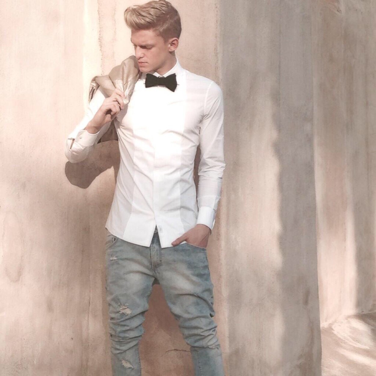 i really don't know what to put in here..awkward.. Alli follows. So does cody (: 1.27.11 buy #SurfersParadise here: http://t.co/Bi3Lf5nRmM