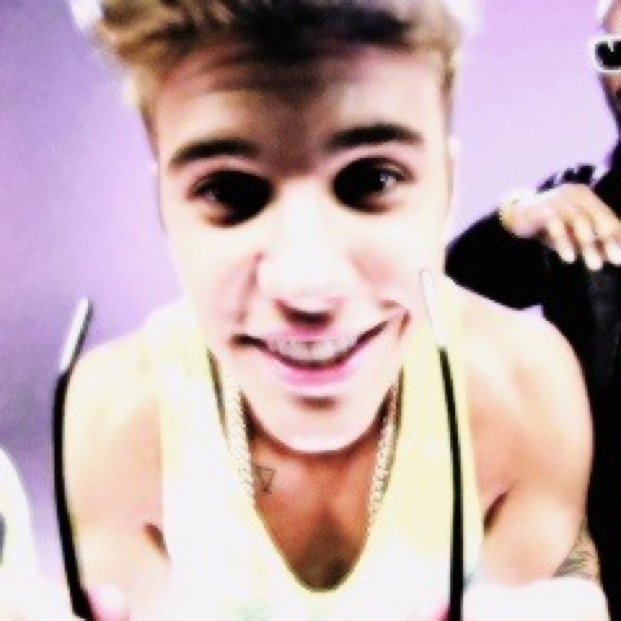 ff from @IRWINSFTBIEBER follow her! HEY THIS IS @IRWINSFTBIEBER FOLLOWING YOU BACK!!!