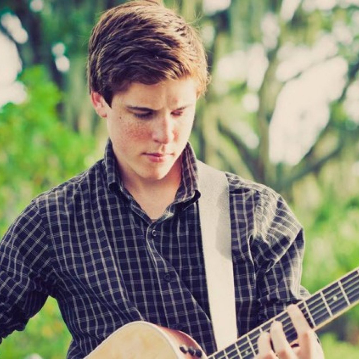 Sam Woolf. ❤❤❤ Next winner of idol!!!!!! =) I like leaves. -Sam Woolf