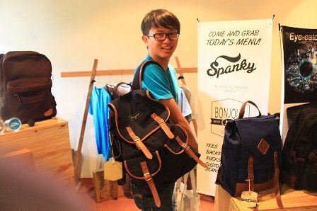 agenbonjour's profile picture. Tas bergaya trendy dengan kantong laptop di dalamnya. Cocok untuk Kamu yang ingin bergaya trendy || Call/SMS: 085 292 050 489 || pin BB: 2726238F