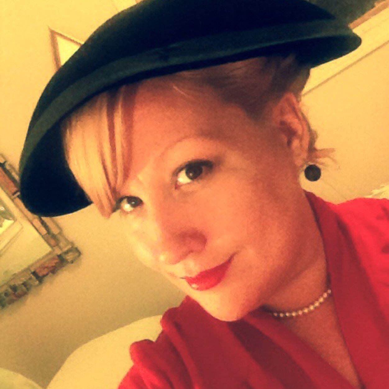 Bon vivant addicted to silk stockings, red lipstick and pin curls. Love all things vintage and 1920's-1950's. Am also @Rozvardo. Aspiring Vintage Vixen