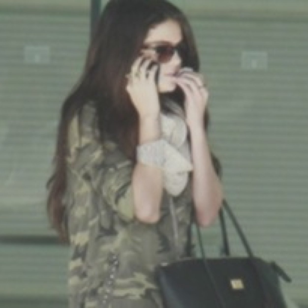 journalssamba's profile picture. disse que era fa de justin ai ligaram pra uns cara de branco q vieram me buscar agora to nessa sala vazia q estranho parece manicomio