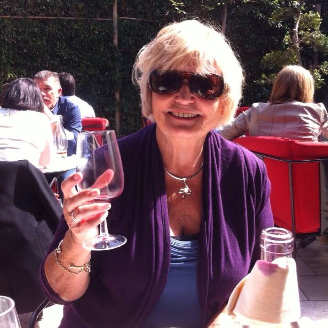 Mam, gwraig, mamgu, dawnswraig werin, hoffi gwin coch a pineau