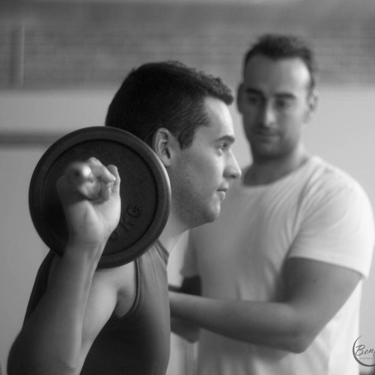 Entrenador Personal por la Asociacion Internacional de Ciencias del Deporte. Diplomado en Educación Física. Técnico Superior en Actividades Físico-Deportivas.