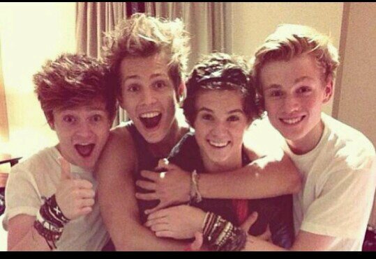 Amo a The Vamps ,  ellos para mi? Mi vida , yo para ellos ? No existo.  Mi sueño ? Conocerlos y que me den follow , cosa un poco imposible :D
