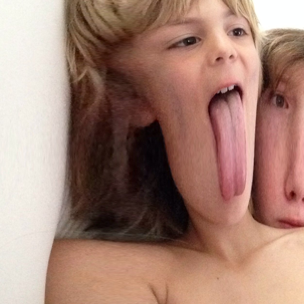 Levi, 10 jaar, hockey, gamen en nog meer. Wie mij volgt vind ik cool