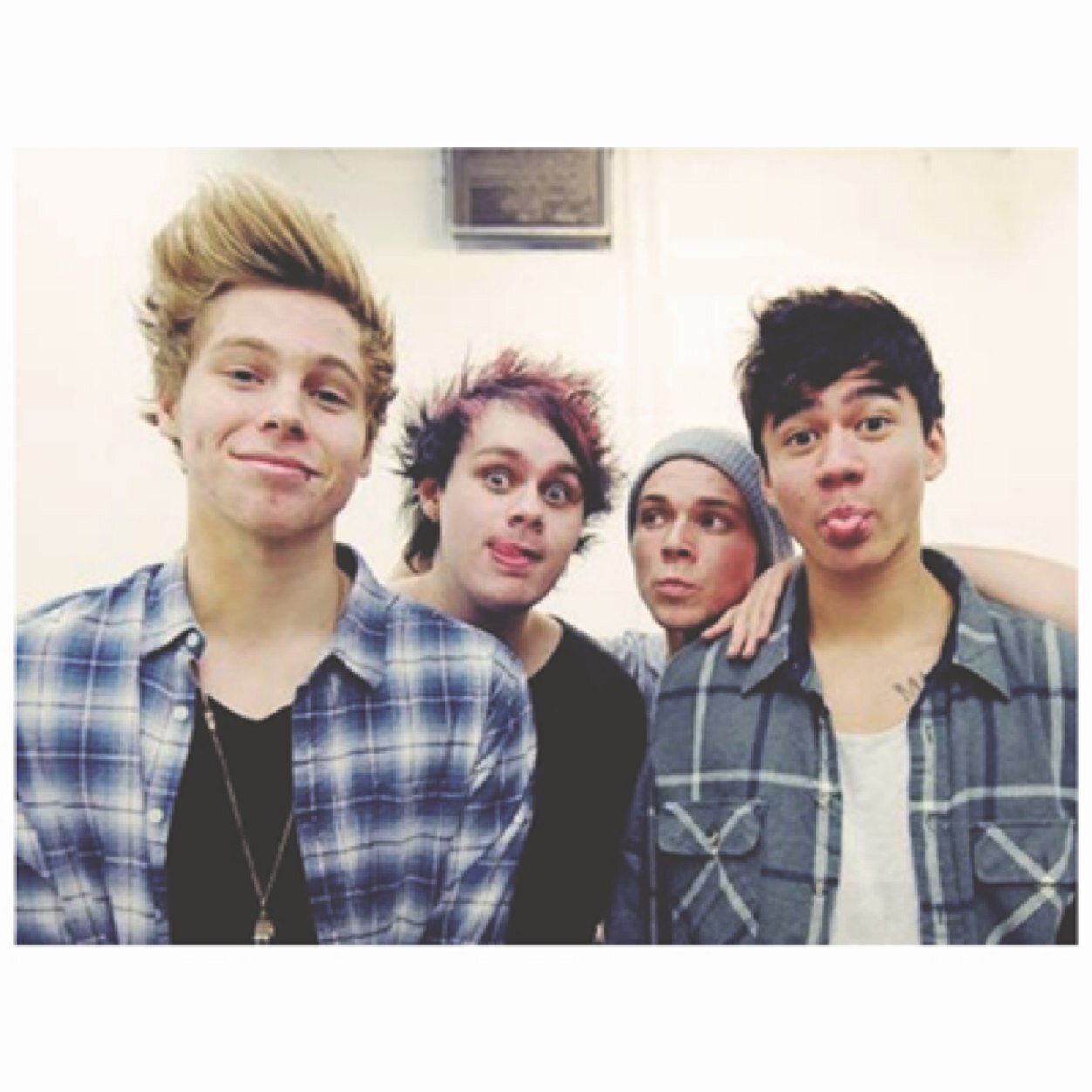 Hi there i hope you are having a good day please follow @_idkirwin_ because she follows back and can dm you to luke if you want. Keep smiling