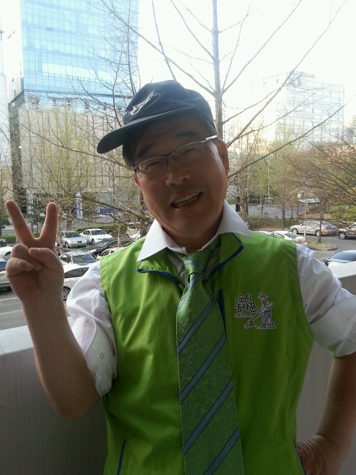 도시농사꾼. 뭔가를 손수가꾸고 즐기는 사람들의 모임. 서울 염곡동에 도시농사꾼학교를 운영하면서 마늘1평농사를 짓고 있다.