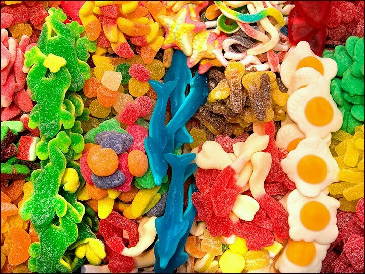 Mas que chuches les ofrece golosinas, snacks, refrescos, helados, dulces, cestas de regalo, peluches de ultima novedad, etc.          C/ Flores del negrón N 7