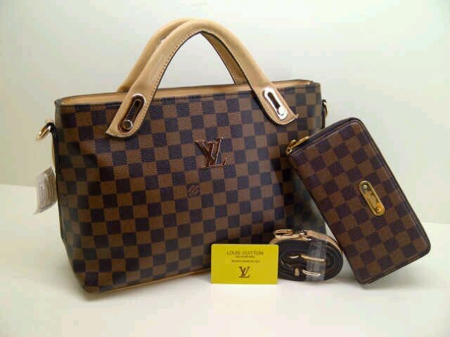 di jual!!! tas, jam tangan,baju, high hils dll klo berminat add aja pin bb ku 73f6BED4 atau bisa hubungi 081219889757