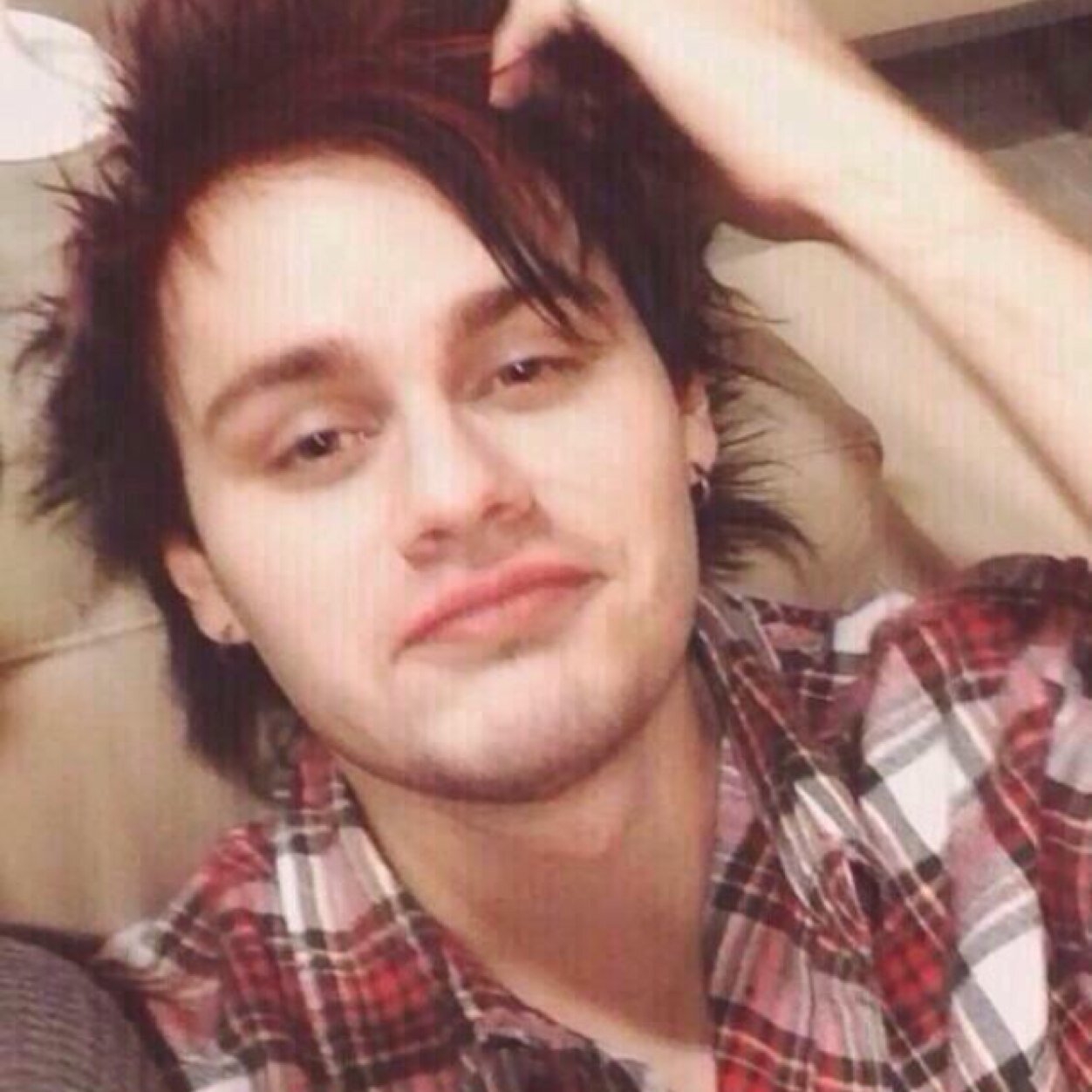 FOLLOW @scandalousluke & @fuvkingmichael PLEASE THANK LOVE YOU!!!!!
