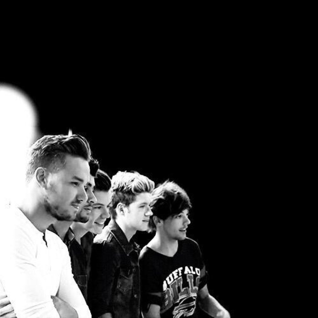 Dos chicas que quieren hacer sonreír a cuantas más directioners mejor con fotos de sus ídolos: Harry, Louis, Liam, Zayn y Niall. Seguidnos, No os arrepentiréis!