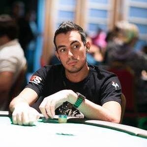 jogador profissional de poker, sócio do Samba Poker Team, o maior time de Poker do Brasil. Campeão mundial de Poker WSOP