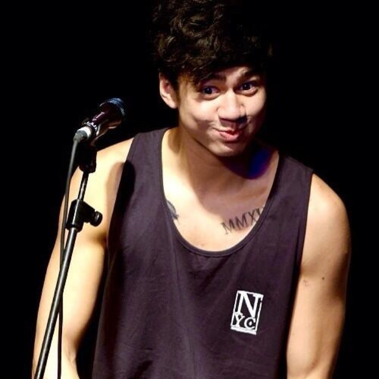 18. I know a thing or two about a thing or two. 5 Seconds Of Summer con Ash, Luke y Michael NO SOY CHINO JOPUTAS [Fake]
