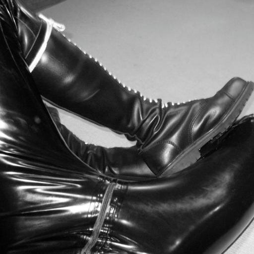 Rubber kinkster into most things tight and shiny. Love latex & neoprene. Sneakers. Gasmasks. Wetsuits. Breathplay. WS. Recon : rbbrkinkx2 / Instagram : rbbrkink