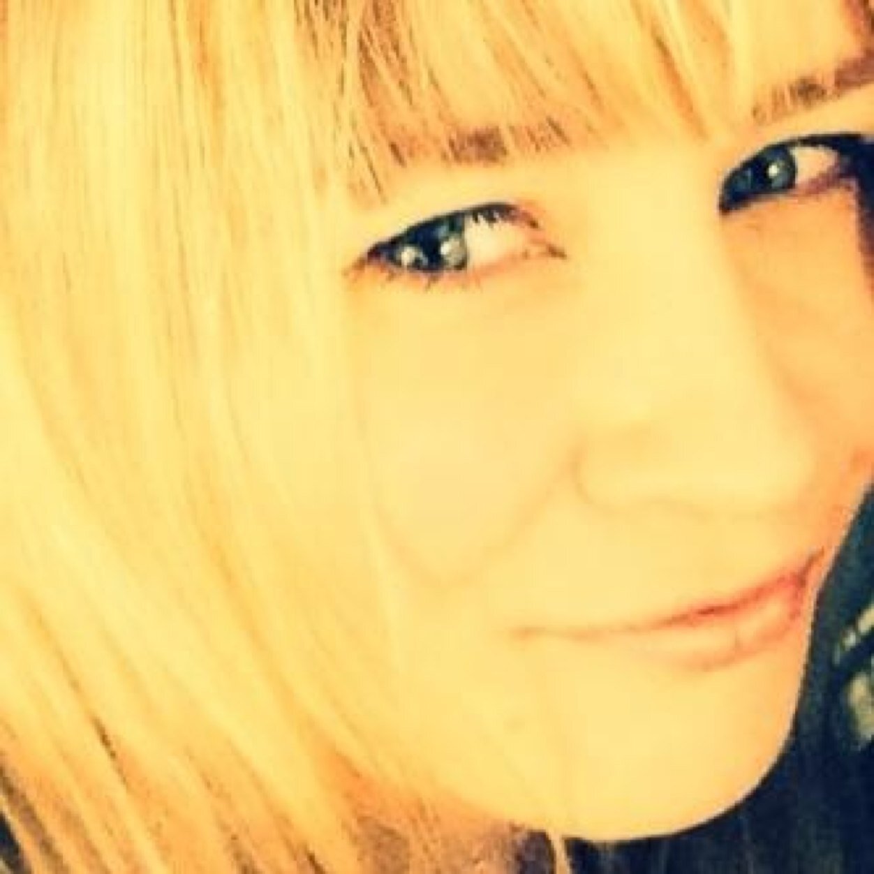Into stories, writing, movies, music, dancing, ice hockey, entertainment, PR, SoMe, media, psychology, history, nature, peace, love &most of all the human mind.