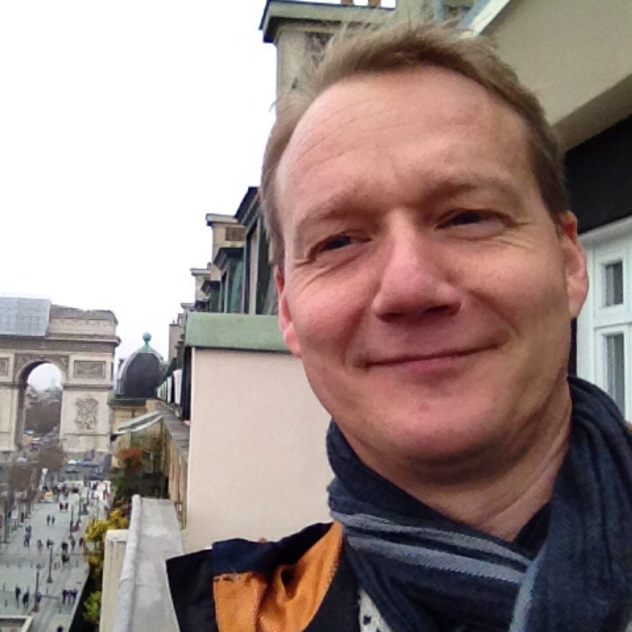 Radio og tv-journalist i DR.