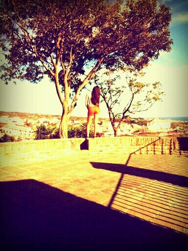 vive el momento  y no existe el mañana  .Simpatica y un poco amante de la locura