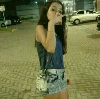 Uma princesa de 16 anos que deseja satisfazer todos seus desejos. :9