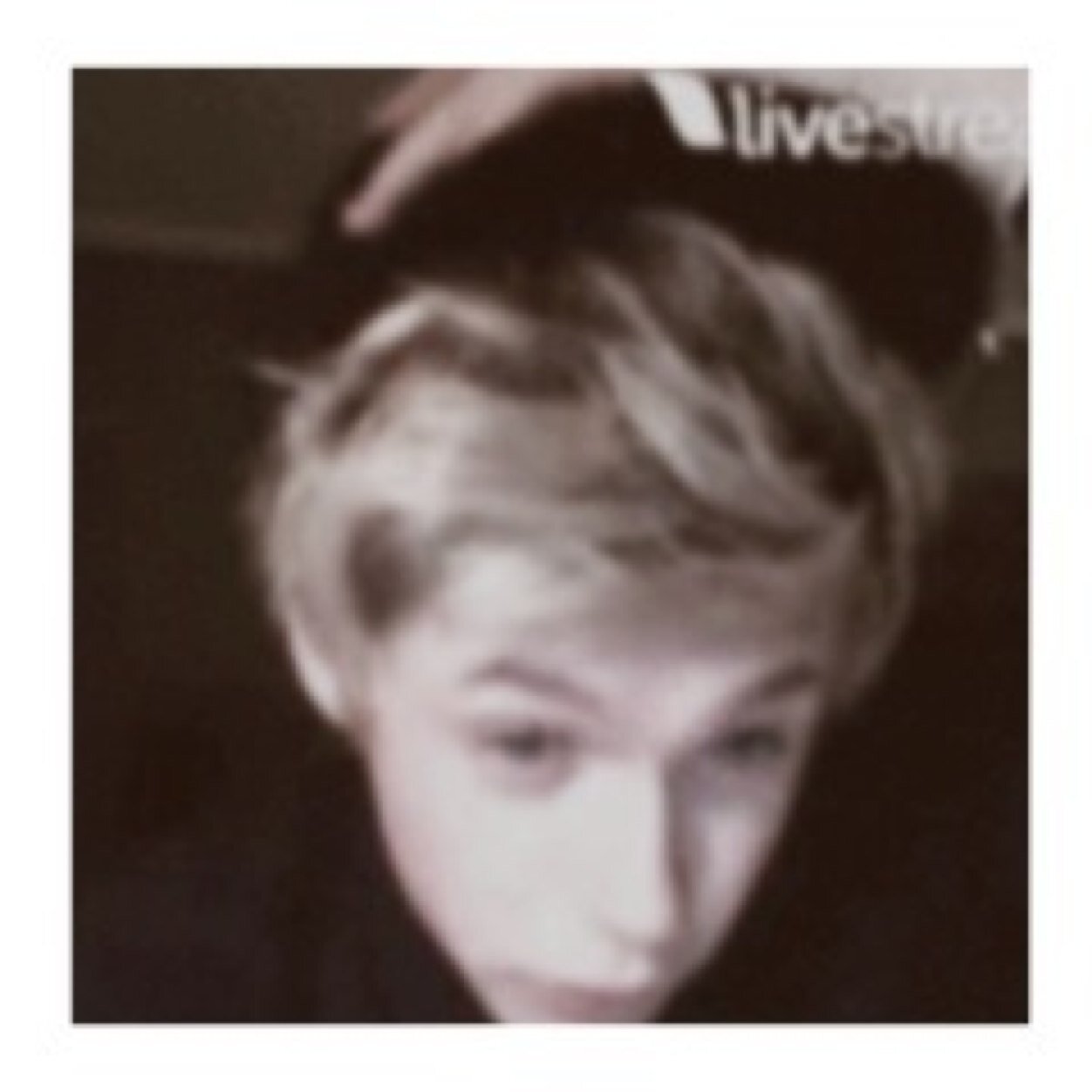 Follow @lovestoryniall