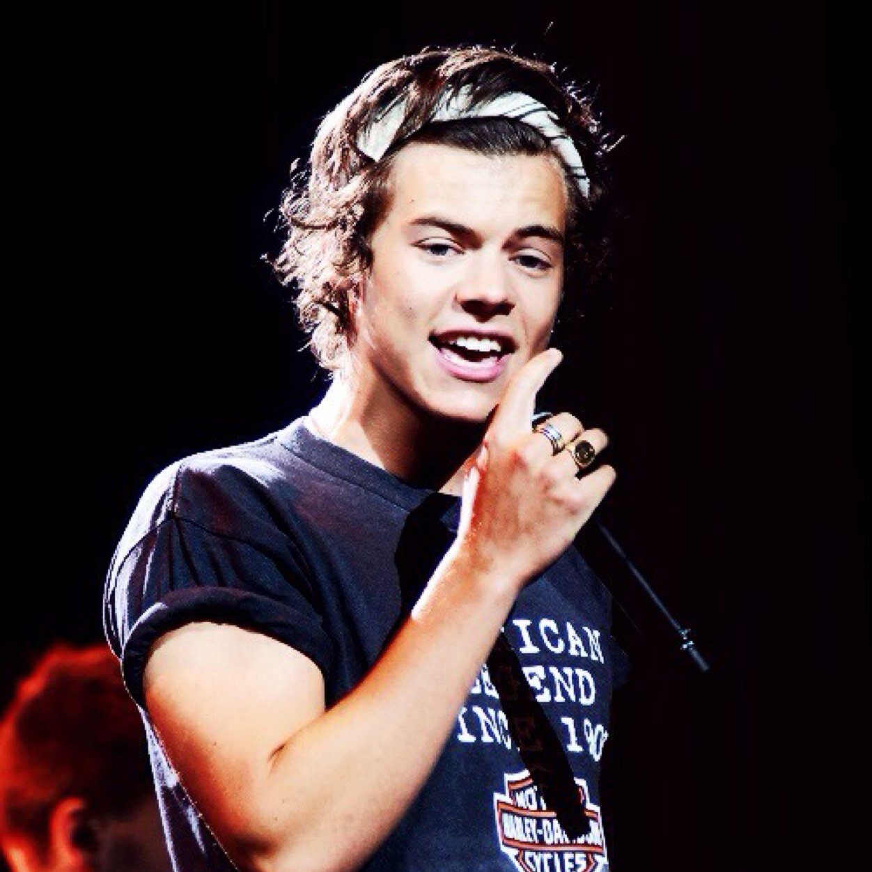 voguemashtonx's profile picture. please follow @alltimeharryx :)