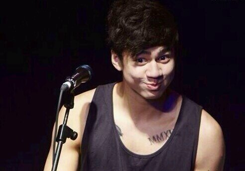 Can you please follow @niallftjmo and not this acc? :)