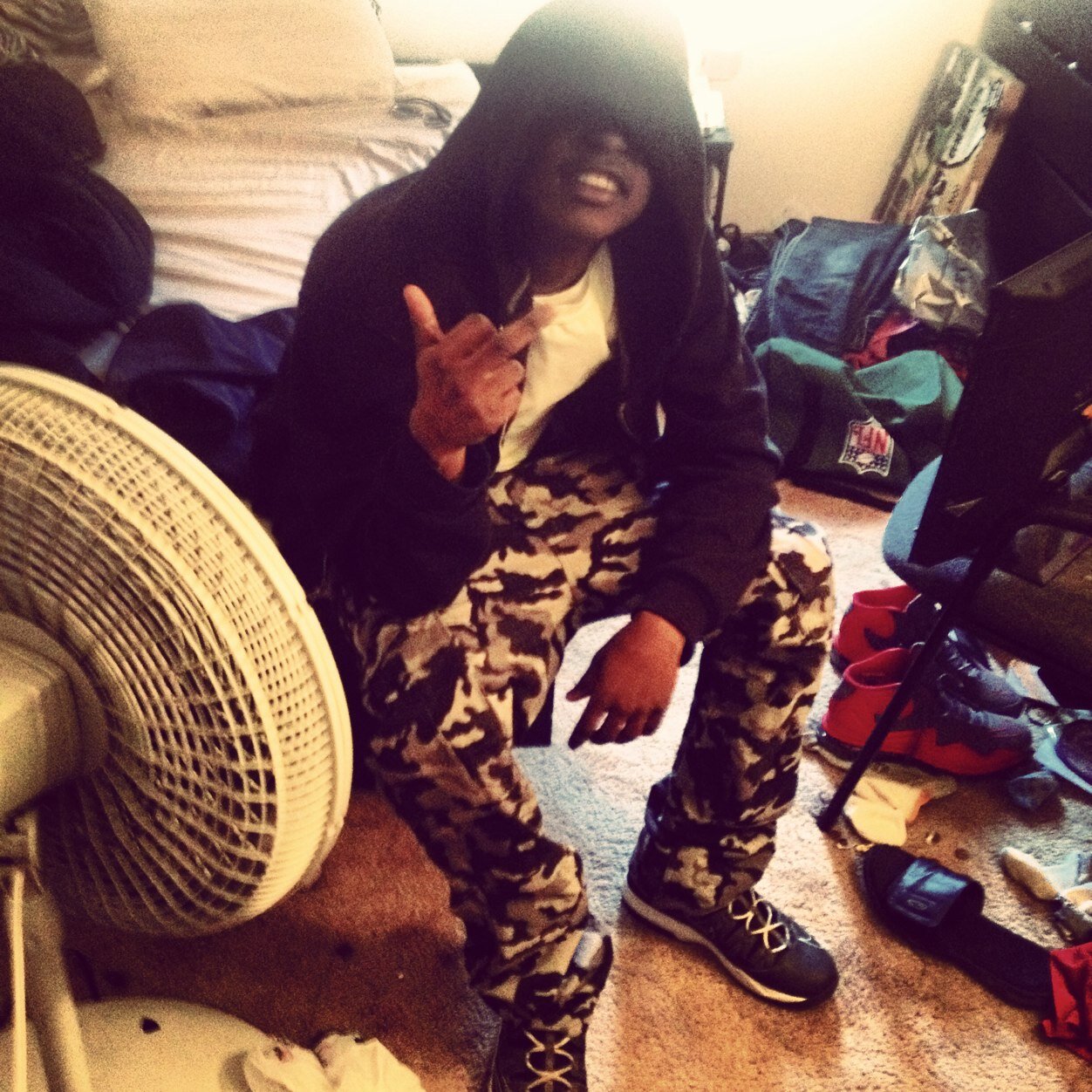 Lilbro Put Babieee(:
Keep it p 100 and yu live longer (:(:(:
#600
60 port ave
#free the guyz