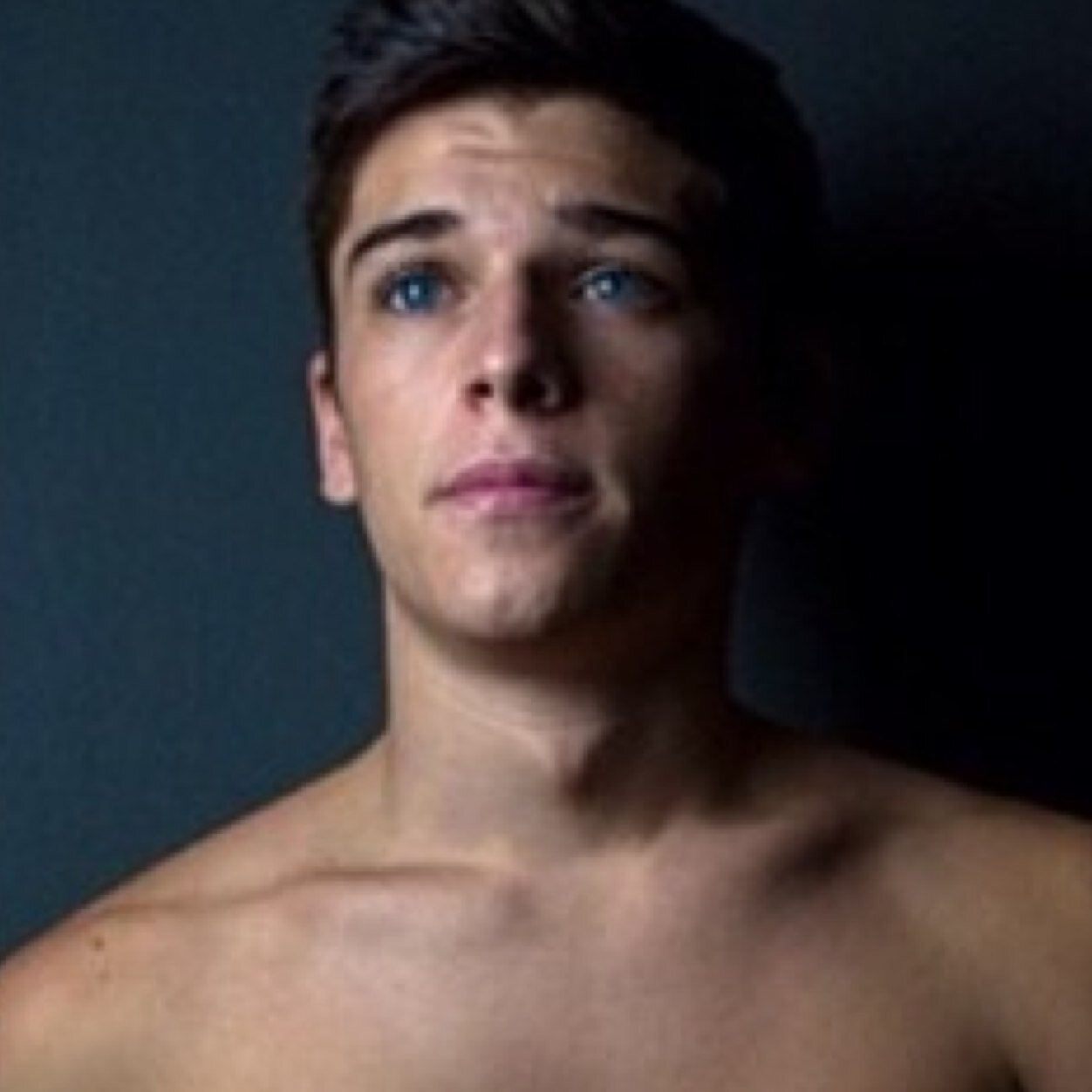 hi i'm maurietszs. i'm single, tweet to me #iwantyournumber and i give him you-