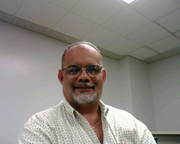 Profesor adjunto de Ciencias Políticas e Historia.