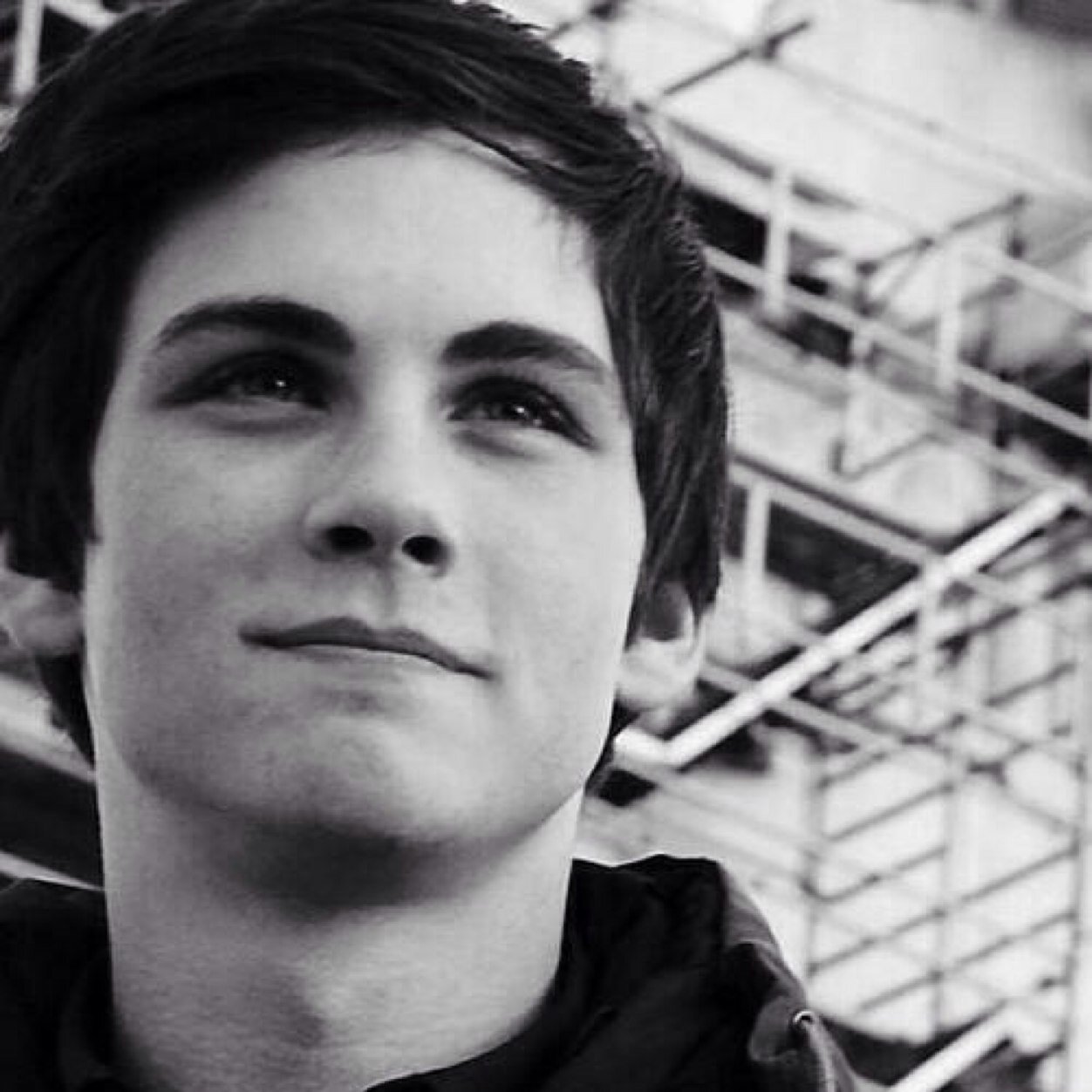 Fanpage @MrJakeAbel & @LoganLerman