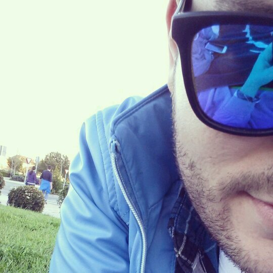 Misantropo ocasional. Forocochero. Fan del encaje. Sexologo aficionado. No me responsabilizo de este twitter, lo tengo para escupir bilis.