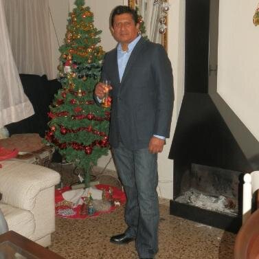 La vida es tan corta que hay que tratar de vivirla al máximo, trato de alejarme de las personas dramáticas y que dan mal karma y soy muy amigo de mis amigos !!!